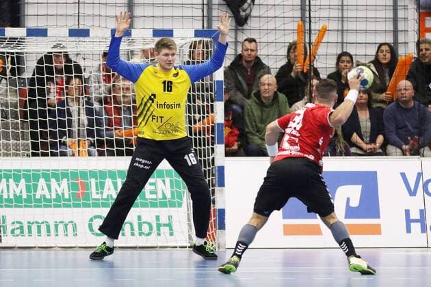 Bjoern Zintel ASV Hamm Westphalia 31 runs a seven-meter against Andreas Wieser DJK Rimpar wolves 16 djk ASV Hamm Westphalia vs DJK Rimpar wolves 2 handball Bundesliga 17 02 2018 Hamm Copyright: xEIBNER JanxStrohdiekx EP_JSK