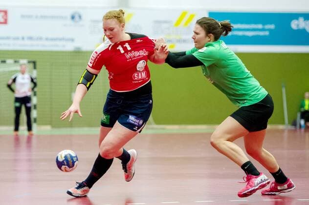 v li Kerstin Foth SG H2Ku Herrenberg 11 in a duel with Merle Hallazgo SV Werder Bremen 3 Bremen Copyright: xEIBNER HPIXXx EP_HPIXX