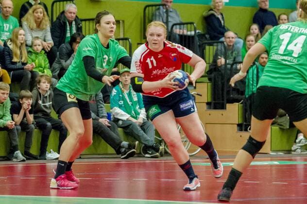 v li Merle Hallazgo SV Werder Bremen 3 in a duel with Kerstin Foth SG H2Ku Herrenberg 11 Bremen Copyright: xEIBNER HPIXXx EP_HPIXX