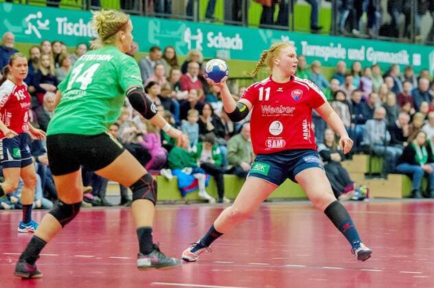 v li Nele Osterthun SV Werder Bremen 14 Kerstin Foth SG H2Ku Herrenberg 11 on the ball of Bremen Copyright: xEIBNER HPIXXx EP_HPIXX
