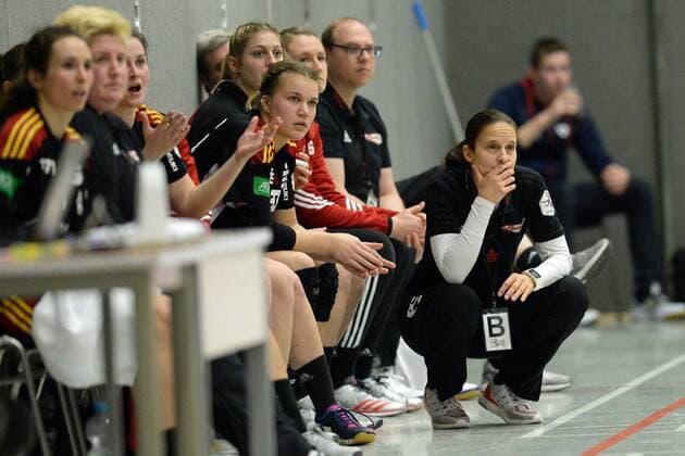 Heike Ahlgrimm disappointed trainer HSG Bensheim Auerbach R emotion frustrated handball 1 Bundesliga women HSG bad Wildungen vipers vs HSG Bensheim Auerbach 17 02 2018 bad Wildungen Copyright: xEIBNER RolandxSippelx EP_RSL