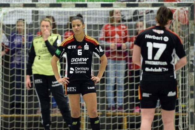 Jessica Kockler goalkeeper HSG Bensheim Auerbach rear Rafika Ettaqi HSG Bensheim Auerbach and Lisa Friedberger NR 17 disappointed emotion frustrated handball 1 Bundesliga women HSG bad Wildungen vipers vs HSG Bensheim Auerbach 17 02 2018 bad Wildungen Copyright: xEIBNER RolandxSippelx EP_RSL
