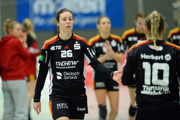 Sarah van Gulik HSG Bensheim Auerbach disappointed frustrated after the defeat of Caroline Thomas emotion NR 10 handball 1 Bundesliga women HSG bad Wildungen vipers vs HSG Bensheim Auerbach 17 02 2018 bad Wildungen Copyright: xEIBNER RolandxSippelx EP_RSL