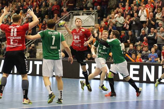 Christoph Neuhold ASV Hamm Westphalia 94 against Stefan Schmitt DJK Rimpar wolves 7 left and Max Bauer DJK Rimpar wolves 29 right by ASV Hamm Westphalia vs DJK Rimpar wolves 2 handball Bundesliga 17 02 2018 Hamm Copyright: xEIBNER JanxStrohdiekx EP_JSK