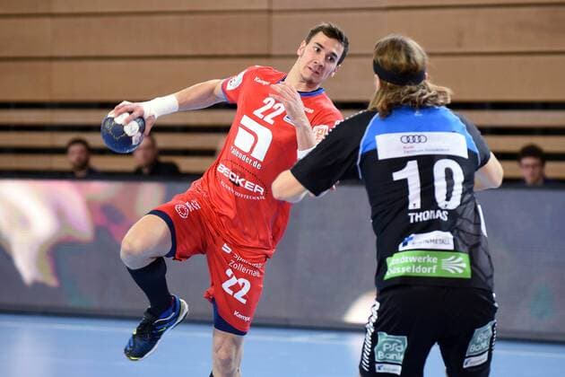 2 handball Bundesliga HC Rhine Vikings HBW Balingen Weilstetten Jona Schoch HBW Balingen against Thomas Heider Rhine Vikings Düsseldorf Copyright: xEIBNER DietrichxJanickix EP_DJA