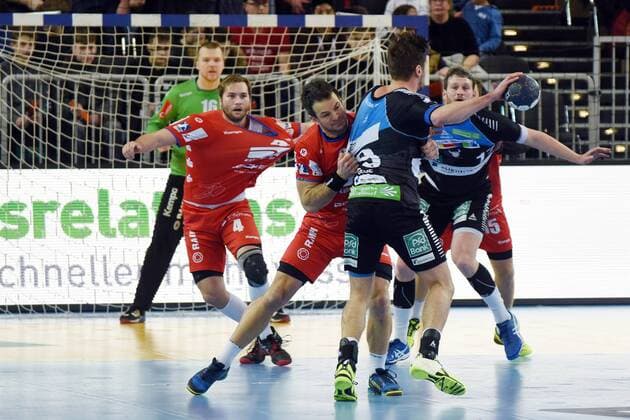 2 handball Bundesliga HC Rhein Vikings HBW Balingen Weilstetten defense with Matthias Flohr front and Christoph Foth HBW Balingen Düsseldorf Copyright: xEIBNER DietrichxJanickix EP_DJA