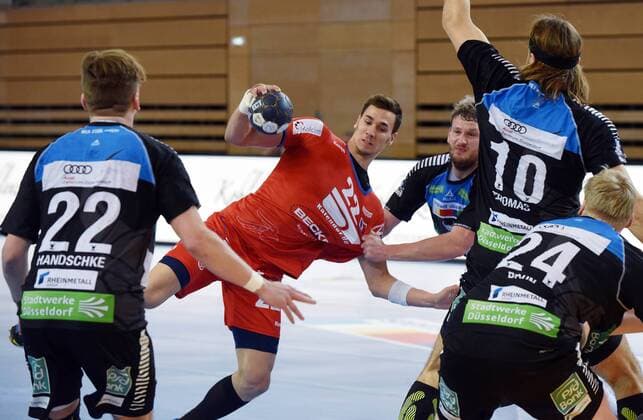 2 handball Bundesliga HC Rhine Vikings HBW Balingen Weilstetten Jona Schoch HBW Balingen against Felix Handschke 22 and Thomas Heider Rhine Vikings Düsseldorf Copyright: xEIBNER DietrichxJanickix EP_DJA