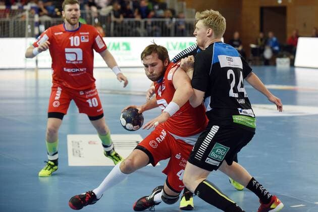 2 handball Bundesliga HC Rhein Vikings HBW Balingen Weilstetten Christoph Foth HBW Balingen against Thomas Bahn Rhein Vikings Düsseldorf Copyright: xEIBNER DietrichxJanickix EP_DJA