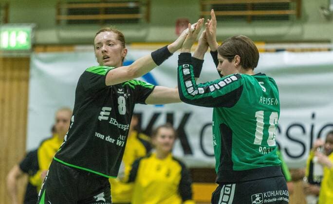 v l Roxana Alina Ioneac Jasmine Padmanabha Belastingen 8 and Anne Ballard Padmanabha Belastingen 16 cut in at the game Borussia Dortmund vs. TV Nellingen handball ladies 1 Bundesliga 17 02 2018 Dortmund Copyright: xEIBNER MarioxHommesx EP_MHS