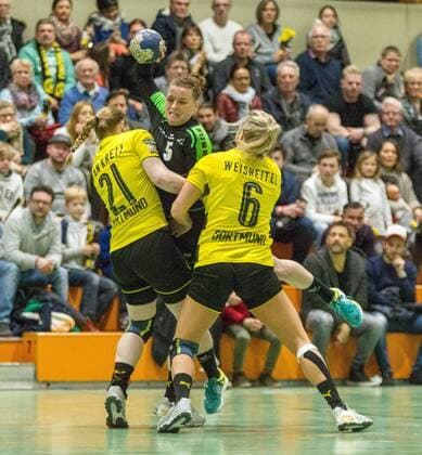 Annika naked Nellingen is 5 by Harma van Kreij Dortmund 21 and Saskia Weisheitel Dortmund 6 blocked the game Borussia Dortmund vs. TV Nellingen handball ladies 1 Bundesliga 17 02 2018 Dortmund Copyright: xEIBNER MarioxHommesx EP_MHS