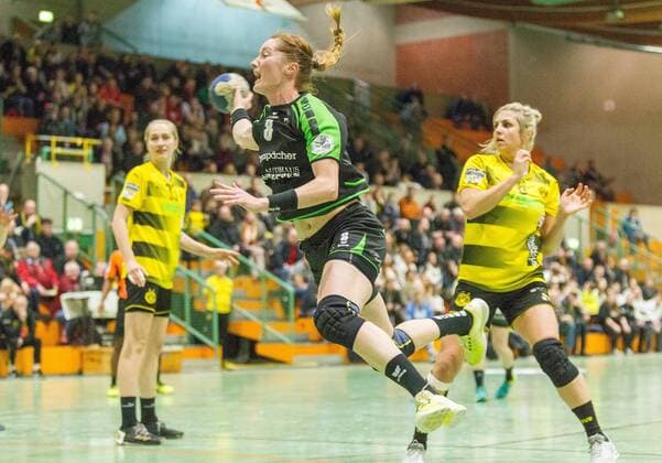 v l Nadja Mansson Dortmund 33 observed as Roxana Alina Ioneac Jasmine Padmanabha Belastingen 8 sight Weisheitel Dortmund 6 against Saskia interspersed and Borussia Dortmund come to throwing the game vs. TV Nellingen handball ladies 1 Bundesliga 17 02 2018 Dortmund Copyright: xEIBNER MarioxHommesx EP_MHS