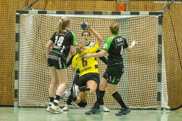 Saskia Weisheitel Dortmund 6 prevails gegenb Lena Degenhardt Nellingen 10 and Louisa Wolf Padmanabha in Gen 4 and throws in the goal lurking Anne Ballard Padmanabha Belastingen 16 game Borussia Dortmund vs. TV Nellingen handball ladies 1 Bundesliga 17 02 2018 Dortmund Copyright: xEIBNER MarioxHommesx EP_MHS