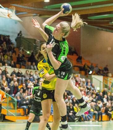 Lena Degenhardt Nellingen 10 throws after you Irene Espinola Perez has played Dortmund 14 game Borussia Dortmund vs. TV Nellingen handball ladies 1 Bundesliga 17 02 2018 Dortmund Copyright: xEIBNER MarioxHommesx EP_MHS