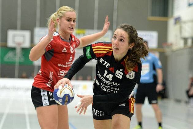 Sanne Hoekstra HSG Bensheim Auerbach at the ball and Anouk Nieuwenweg HSG bad Wildungen vipers handball 1 Bundesliga women HSG bad Wildungen vipers vs HSG Bensheim Auerbach 17 02 2018 bad Wildungen Copyright: xEIBNER RolandxSippelx EP_RSL