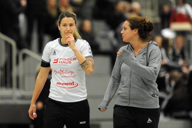Laura Nicoleta Vasilescu HSG bad Wildungen vipers L and Tessa Bremmer coach HSG bad Wildungen vipers handball 1 Bundesliga women HSG bad Wildungen vipers vs HSG Bensheim Auerbach 17 02 2018 bad Wildungen Copyright: xEIBNER RolandxSippelx EP_RSL
