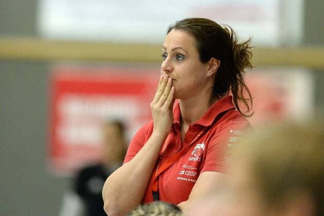 Tessa Bremmer coach HSG bad Wildungen vipers thoughtful handball 1 Bundesliga women HSG bad Wildungen vipers vs HSG Bensheim Auerbach 17 02 2018 bad Wildungen Copyright: xEIBNER RolandxSippelx EP_RSL