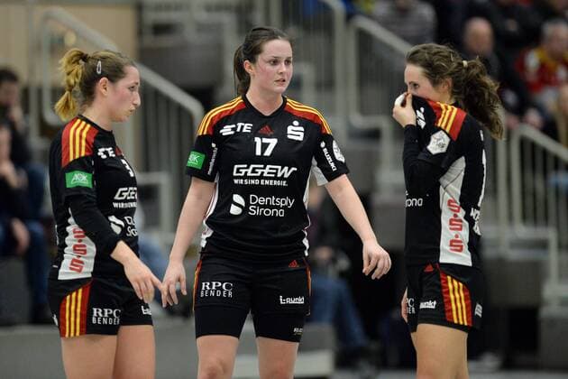 Anja Ernsberger HSG Bensheim Auerbach Lisa Friedberger Sanne Hoekstra L R thoughtful handball 1 Bundesliga women HSG bad Wildungen vipers vs HSG Bensheim Auerbach 17 02 2018 bad Wildungen Copyright: xEIBNER RolandxSippelx EP_RSL