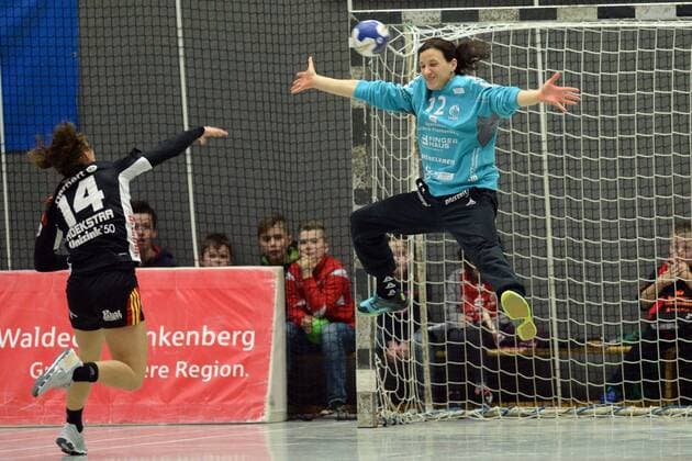 Sanne Hoekstra HSG Bensheim Auerbach L fails to Manuela Brütsch gate women HSG bad Wildungen vipers handball 1 Bundesliga women HSG bad Wildungen vipers vs HSG Bensheim Auerbach 17 02 2018 bad Wildungen Copyright: xEIBNER RolandxSippelx EP_RSL