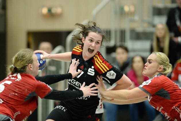 Lisa Friedberger HSG Bensheim Auerbach on the ball Tamara Haggerty HSG bad Wildungen vipers L and Anouk Nieuwenweg HSG bad Wildungen vipers in the handball 1 Bundesliga women HSG bad Wildungen vipers vs HSG Bensheim Auerbach 17 02 2018 bad Wildungen Copyright: xEIBNER RolandxSippelx EP_RSL