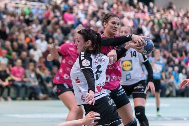 Hannah Breitinger Ensell UDA SU 05 Julia Behnke babes Metzingen 93 babes Metzingen against Neckarsulm SU handball Bundesliga 1 women 17 02 2018 Metzingen Copyright: xEIBNER WolfgangxFrankx EP_WFK