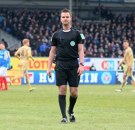 Kiel - Erz.Aue Fussball 2.Bundesliga Kiel, 17.02.2018, Holstein Stadion, Fussball, 2.Bundesliga, 23.Spieltag , KSV Holstein Kiel vs. FC Erzgebirge Aue 2:2 (2:2) , Im Bild; Schiedsrichter Daniel Schlager. , *** Kiel ore Aue Football 2 Bundesliga Kiel 17 02 2018 Holstein Stadium Football 2 Bundesliga 23 match day KSV Holstein Kiel vs FC Erzgebirge Aue 2 2 2 2 In the picture referee Daniel Schlager