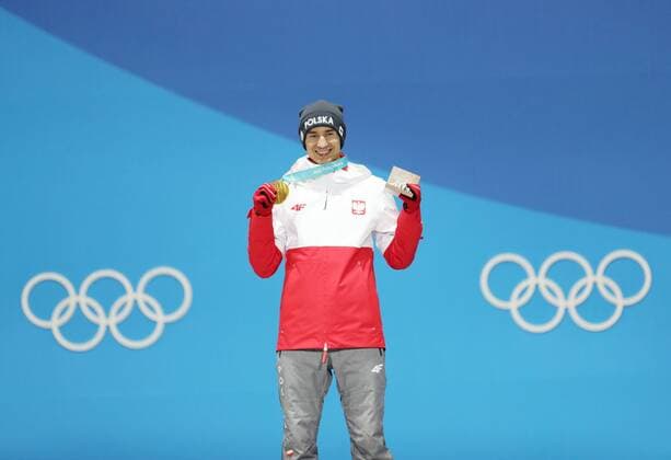 Olympia-Bilder des Tages - SPORT (180218) -- PYEONGCHANG, Feb. 18, 2018 -- Champion Poland s Kamil Stoch poses for photos during medal ceremony of men s large hill individual event of Ski jumping Skispringen Ski nordisch at at 2018 PyeongChang Winter Olympic Games Olympische Spiele Olympia OS at Medal Plaza, PyeongChang, Feb. 18, 2018. ) (SP)OLY-SOUTH KOREA-PYEONGCHANG-SKI JUMPING-MEN S LARGE HILL INDIVIDUAL-MEDAL CEREMONY Lixgang 