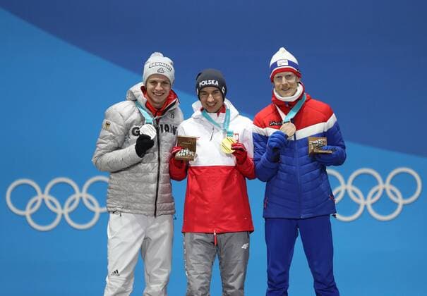 PyeongChang 2018 - Skispringen, Großschanze Herren Siegerehrung (180218) -- PYEONGCHANG, Feb. 18, 2018 -- Champion Poland s Kamil Stoch (C), second placed Germany s Andreas Wellinger (L) and third placed Norway s Robert Johansson pose for photos during medal ceremony of men s large hill individual event of Ski jumping Skispringen Ski nordisch at at 2018 PyeongChang Winter Olympic Games Olympische Spiele Olympia OS at Medal Plaza, PyeongChang, Feb. 18, 2018. ) (SP)OLY-SOUTH KOREA-PYEONGCHANG-SKI JUMPING-MEN S LARGE HILL INDIVIDUAL-MEDAL CEREMONY Lixgang 
