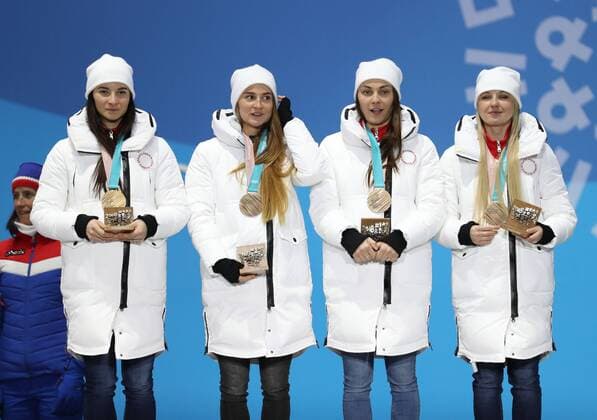 PyeongChang 2018 - Langlauf, 4x5km Staffel Damen Siegerehrung (180218) -- PYEONGCHANG, Feb. 18, 2018 -- Third-placed Olympic athletes from Russia pose for photos during medal ceremony of ladies 4x5km relay of cross-country skiing at the 2018 PyeongChang Winter Olympic Games Olympische Spiele Olympia OS at Medal Plaza, PyeongChang, Feb. 18, 2018. ) (SP)OLY-SOUTH KOREA-PYEONGCHANG-CROSS-COUNTRY SKIING-LADIES 4X5KM RELAY-MEDAL CEREMONY Lixgang 