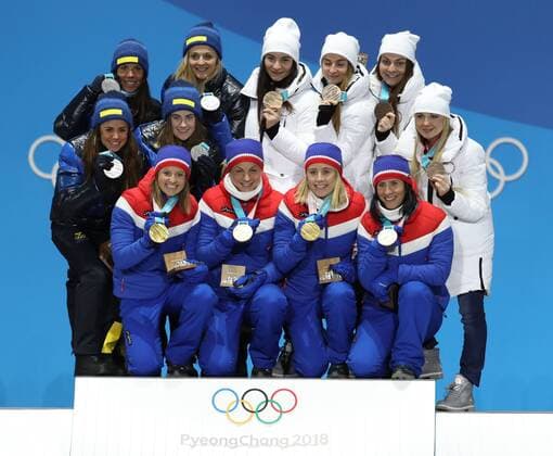 PyeongChang 2018 - Langlauf, 4x5km Staffel Damen Siegerehrung (180218) -- PYEONGCHANG, Feb. 18, 2018 -- Champion team Norway (bottom), second-placed team Sweden (top L) and third-placed Olympic athletes from Russia pose for photos during medal ceremony of ladies 4x5km relay of cross-country skiing at the 2018 PyeongChang Winter Olympic Games Olympische Spiele Olympia OS at Medal Plaza, PyeongChang, Feb. 18, 2018. ) (SP)OLY-SOUTH KOREA-PYEONGCHANG-CROSS-COUNTRY SKIING-LADIES 4X5KM RELAY-MEDAL CEREMONY Lixgang 