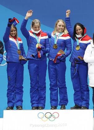 PyeongChang 2018 - Langlauf, 4x5km Staffel Damen Siegerehrung (180218) -- PYEONGCHANG, Feb. 18, 2018 -- Champion team Norway pose for photos during medal ceremony of ladies 4x5km relay of cross-country skiing at the 2018 PyeongChang Winter Olympic Games Olympische Spiele Olympia OS at Medal Plaza, PyeongChang, Feb. 18, 2018. ) (SP)OLY-SOUTH KOREA-PYEONGCHANG-CROSS-COUNTRY SKIING-LADIES 4X5KM RELAY-MEDAL CEREMONY Lixgang 