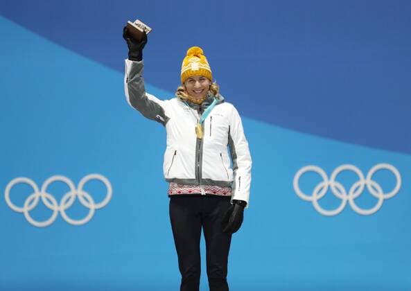 PyeongChang 2018 - Biathlon, 12,5km Massenstart Damen Siegerehrung (180218) -- PYEONGCHANG, Feb. 18, 2018 -- Champion Anastasiya Kuzmina of Slovakia poses for photos during medal ceremony of women s 12.5km mass start event of biathlon at the 2018 PyeongChang Winter Olympic Games Olympische Spiele Olympia OS at Medal Plaza, PyeongChang, Feb. 18, 2018. ) (SP)OLY-SOUTH KOREA-PYEONGCHANG-BIATHLON-WOMEN S 12.5KM MASS START-MEDAL CEREMONY Lixgang 