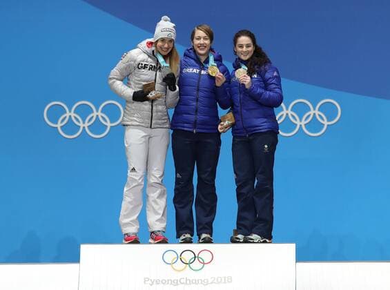 PyeongChang 2018 - Skeleton Damen Siegerehrung (180218) -- PYEONGCHANG, Feb. 18, 2018 -- Champion Britain s Lizzy Yarnold (C), second-placed Germany s Jacqueline Loelling (L) and third-placed Britain s Laura Deas pose for photos during medal ceremony of women event of skeleton at 2018 PyeongChang Winter Olympic Games Olympische Spiele Olympia OS at Medal Plaza, PyeongChang, Feb. 18, 2018. ) (SP)OLY-SOUTH KOREA-PYEONGCHANG-SKELETON-WOMEN-MEDAL CEREMONY Lixgang 