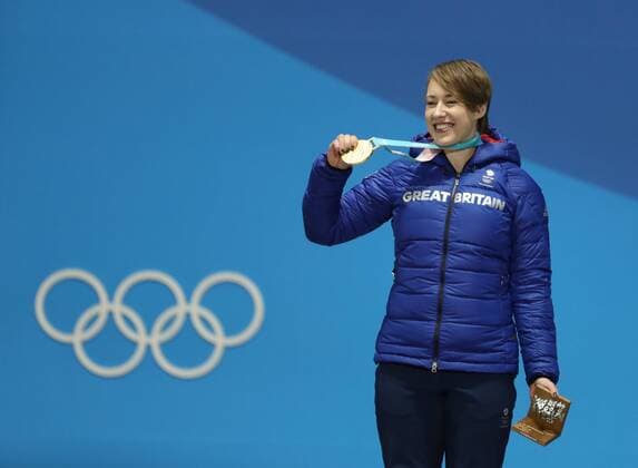 PyeongChang 2018 - Skeleton Damen Siegerehrung (180218) -- PYEONGCHANG, Feb. 18, 2018 -- Champion Britain s Lizzy Yarnold poses for photos during medal ceremony of women event of skeleton at 2018 PyeongChang Winter Olympic Games Olympische Spiele Olympia OS at Medal Plaza, PyeongChang, Feb. 18, 2018. ) (SP)OLY-SOUTH KOREA-PYEONGCHANG-SKELETON-WOMEN-MEDAL CEREMONY Lixgang 