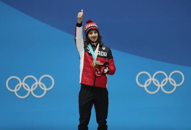 PyeongChang 2018 - Short Track, 1000m Herren Siegerehrung (180218) -- PYEONGCHANG, Feb. 18, 2018 -- Gold medalist Samule Girard of Canada poses for photos during medal ceremony of men s 1000m of short track Speed skating Eisschnelllauf at 2018 PyeongChang Winter Olympic Games Olympische Spiele Olympia OS at Medal Plaza, PyeongChang, Feb. 18, 2018. ) (SP)OLY-SOUTH KOREA-PYEONGCHANG-SHORT TRACK-MEN S 1000M-MEDAL CEREMONY Lixgang 