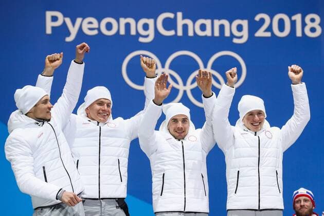 PyeongChang 2018 - Langlauf, 4x10km Staffel Herren Siegerehrung PYEONGCHANG, SOUTH KOREA - FEBRUARY 18, 2018: Silver medalists, Olympic Athletes from Russia Andrei Larkov, Alexander Bolshunov, Alexei Chervotkin, and Denis Spitsov (L-R) cheer at a flower ceremony for the men s cross-country skiing 4x10km relay race at the 2018 Winter Olympic Games Olympische Spiele Olympia OS at the Alpensia Cross-Country Skiing Centre. Valery Sharifulin TASS  TS0747F8
