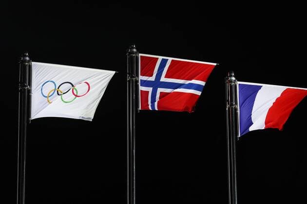 Olympia-Bilder des Tages - SPORT PyeongChang 2018 - Langlauf, 4x10km Staffel Herren Siegerehrung PYEONGCHANG, SOUTH KOREA - FEBRUARY 18, 2018: The Olympic flag and the national flags of Norway and France (L-R) hoisted during a victory ceremony for the men s cross-country skiing 4x10km relay race at the 2018 Winter Olympic Games Olympische Spiele Olympia OS at the Alpensia Cross-Country Skiing Centre. Valery Sharifulin TASS  TS0747FA
