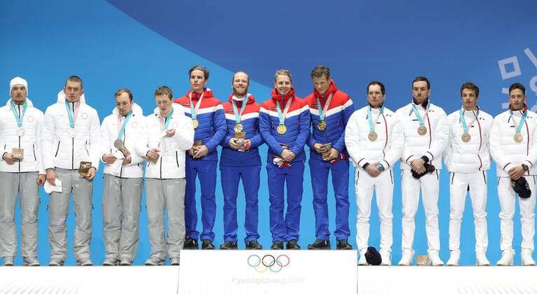 Olympia-Bilder des Tages - SPORT PyeongChang 2018 - Langlauf, 4x10km Staffel Herren Siegerehrung (180218) -- PYEONGCHANG, Feb. 18, 2018 -- Champion team Norway (C), second-placed Olympic athletes from Russia (L) and third-placed team France pose for photos during medal ceremony of men s 4x10km relay of cross-country skiing at the 2018 PyeongChang Winter Olympic Games Olympische Spiele Olympia OS at Medal Plaza, PyeongChang, Feb. 18, 2018. ) (SP)OLY-SOUTH KOREA-PYEONGCHANG-CROSS-COUNTRY SKIING-MEN S 4x10KM RELAY-MEDAL CEREMONY Lixgang 