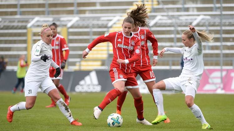 v li INA Lehmann SGS food 21 Melanie Leupolz FC Bayern München FCB 8 Turid Knaak SGS food 33 in the triathlon duel duel tackle dynamic action action Football Alliance women Bundesliga Bayern Munich SGS food xslx