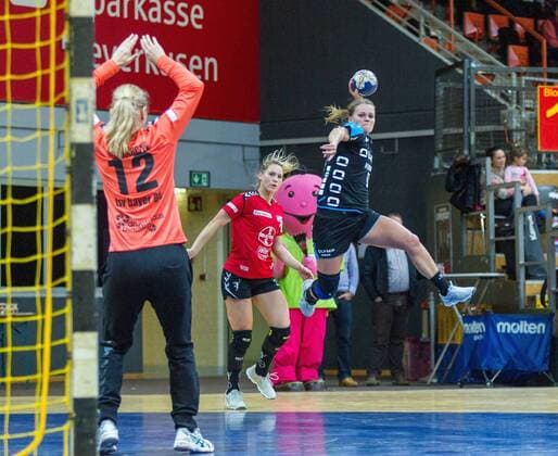 v l Katja Kramarczyk Leverkusen 12 lurks on the throw from Mille Hundahl Bietigheim 18 in the background watching civilian Jurgutyte Leverkusen 3 at game Bayer 04 Leverkusen vs SG BBM Bietigheim handball ladies 1 Bundesliga 18 02 2018 Leverkusen Copyright: xEIBNER MarioxHommesx EP_MHS