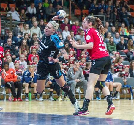 Luisa Schulze Bietigheim 13 throws himself in the district after her Jenny Karolius has played Leverkusen 14 in the game Bayer 04 Leverkusen vs SG BBM Bietigheim handball ladies 1 Bundesliga 18 02 2018 Leverkusen Copyright: xEIBNER MarioxHommesx EP_MHS