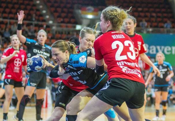 Anne Loerper Bietigheim 19 attempts against Kim Berndt Leverkusen 18 and l23 to impose on the game Bayer 04 Leverkusen vs SG BBM Bietigheim handball ladies 1 Bundesliga 18 02 2018 Leverkusen Copyright: xEIBNER MarioxHommesx EP_MHS