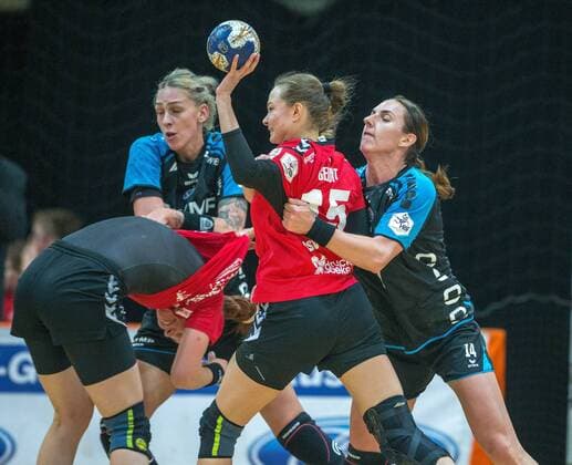 Luisa Schulze Bietigheim 13 and Karolina Kudlacz GLOC Bietigheim 14 block the attack by civilian Jurgutyte Leverkusen 3 and Marija Gedroit Leverkusen 15 at game Bayer 04 Leverkusen vs SG BBM Bietigheim handball ladies 1 Bundesliga 18 02 2018 Leverkusen Copyright: xEIBNER MarioxHommesx EP_MHS