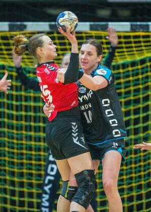 Marija Gedroit Leverkusen 15 is blocked by Karolina Kudlacz GLOC Bietigheim 14 in the game Bayer 04 Leverkusen vs SG BBM Bietigheim handball ladies 1 Bundesliga 18 02 2018 Leverkusen Copyright: xEIBNER MarioxHommesx EP_MHS