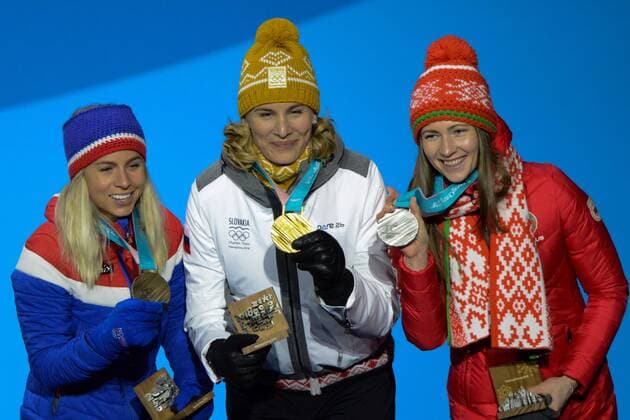 Olympia-Bilder des Tages - SPORT February 18, 2018 - Pyeongchang, South Korea - DARYA DOMRACHEVA of Belarus (left) , ANASTASIYA KUZMINA of Slovakia (center) and TIRIL ECKHOFF of Norway with their medals from the Women s 12.5km Mass Start Biathlon event in the PyeongChang Olympic Games Olympische Spiele Olympia OS Pyeongchang 18: Medal Winners - ZUMAl132 20180218_zap_l132_091 Copyright: xChristopherxLevyx