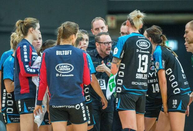 Head coach Martin Albertsen Bietigheim during a break between his players when the game Bayer 04 Leverkusen vs SG BBM Bietigheim handball ladies 1 Bundesliga 18 02 2018 Leverkusen Copyright: xEIBNER MarioxHommesx EP_MHS