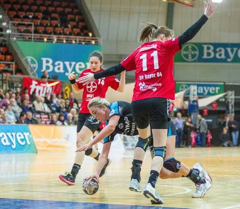 v li in a duel Charris Rozemalen Bietigheim 4 and Annefleur Bruggeman Leverkusen 11 in the background watching Jenny Karolius Leverkusen 14 at the game Bayer 04 Leverkusen vs SG BBM Bietigheim handball ladies 1 Bundesliga 18 02 2018 Leverkusen Copyright: xEIBNER MarioxHommesx EP_MHS