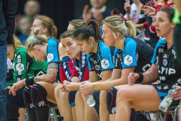 The players of the SG BBM Bietigheim sit after the final whistle disappointed on the bench in the game Bayer 04 Leverkusen vs SG BBM Bietigheim handball ladies 1 Bundesliga 18 02 2018 Leverkusen Copyright: xEIBNER MarioxHommesx EP_MHS