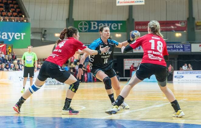 Jenny Karolius Leverkusen 14 and Kim Berndt Leverkusen 18 block the attack by Karolina Kudlacz GLOC Bietigheim 14 at the game Bayer 04 Leverkusen vs SG BBM Bietigheim handball ladies 1 Bundesliga 18 02 2018 Leverkusen Copyright: xEIBNER MarioxHommesx EP_MHS
