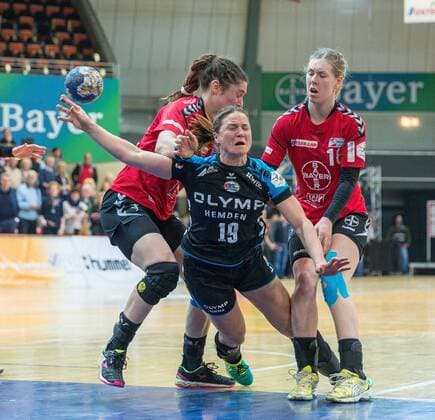 Anne Loerper Bietigheim 19 jumps into the circle and throws vs SG BBM Bietigheim after Jenny Karolius played in Leverkusen 14 and Kim Berndt Leverkusen 18 at the Bayer 04 Leverkusen game handball ladies 1 Bundesliga 18 02 2018 Leverkusen Copyright: xEIBNER MarioxHommesx EP_MHS