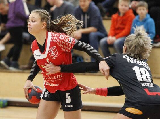 Germany Hattersheim 18 02 2018 Hessen 3 handball League West ladies season 2017 2018 TSG Eddersheim red HSG Gedern Nidda black v l Alexandra Flebbe Eddersheim Johanna Becker Nidda sports TSG Eddersheim HSG Gedern Nidda